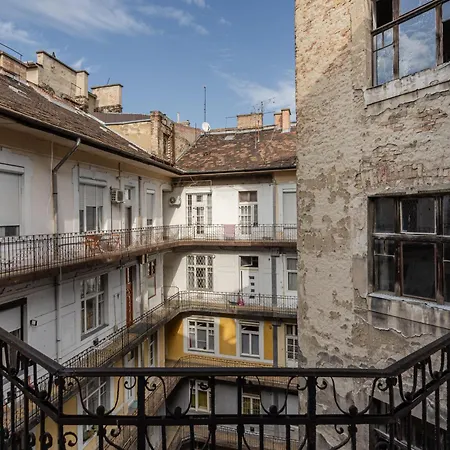 Cedar Hollow Budapešť