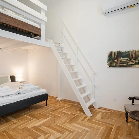 Cedar Hollow Budapešť