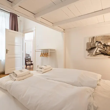Cedar Hollow Apartment *